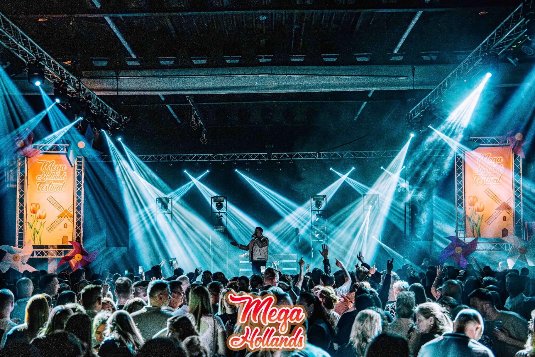 Podium Mega Hollands Vlaardingen in blauwe lichtshow