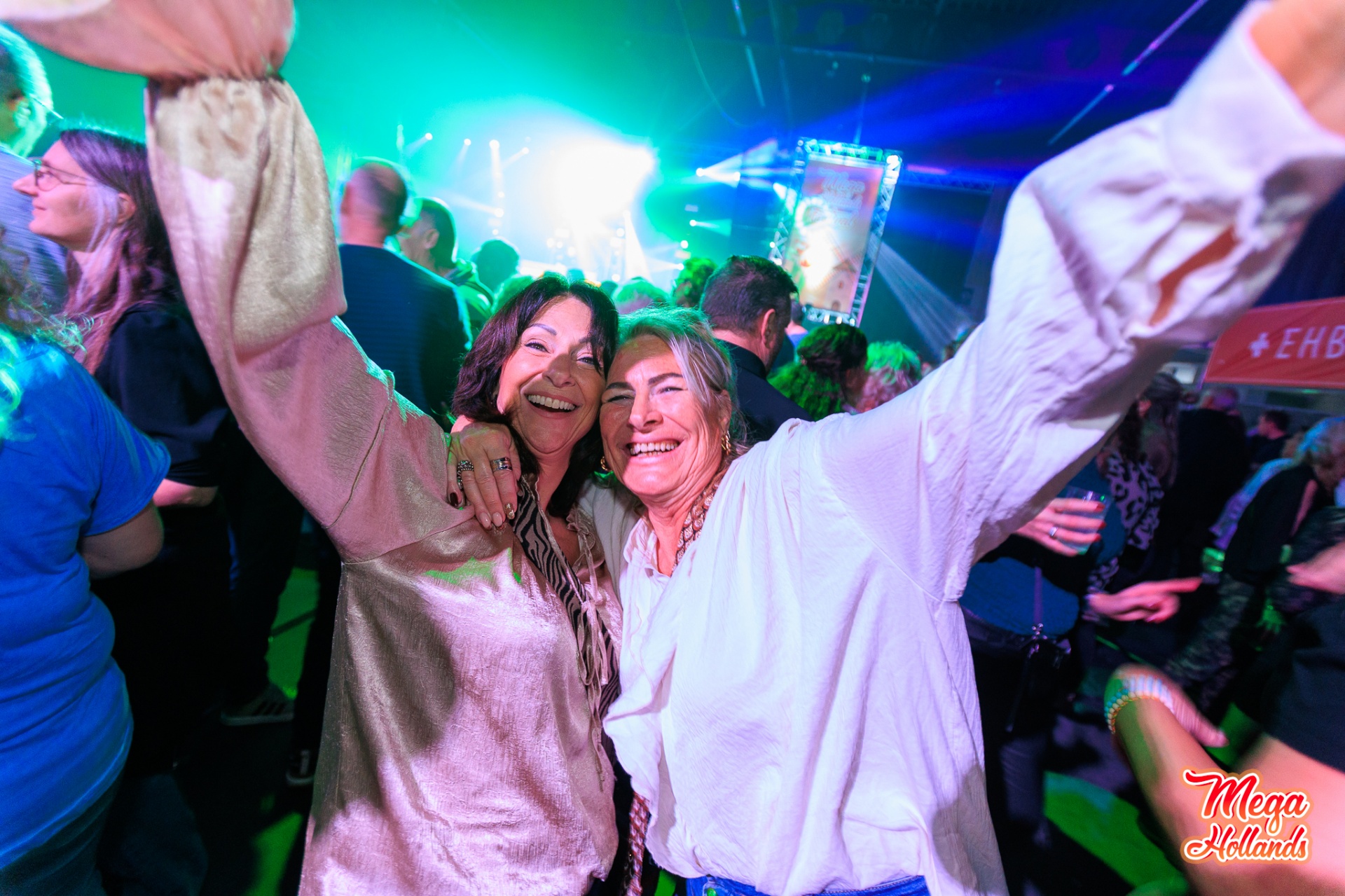 Lachende bezoekers op de dansvloer