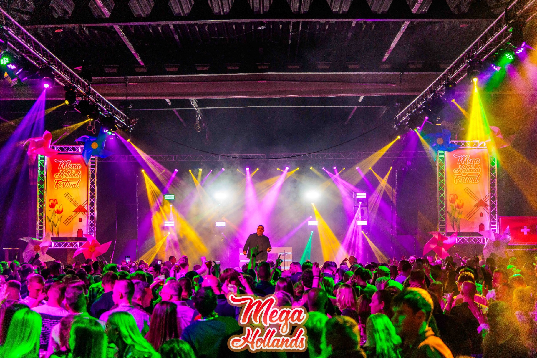 Podium met paarse en groene lichtshow